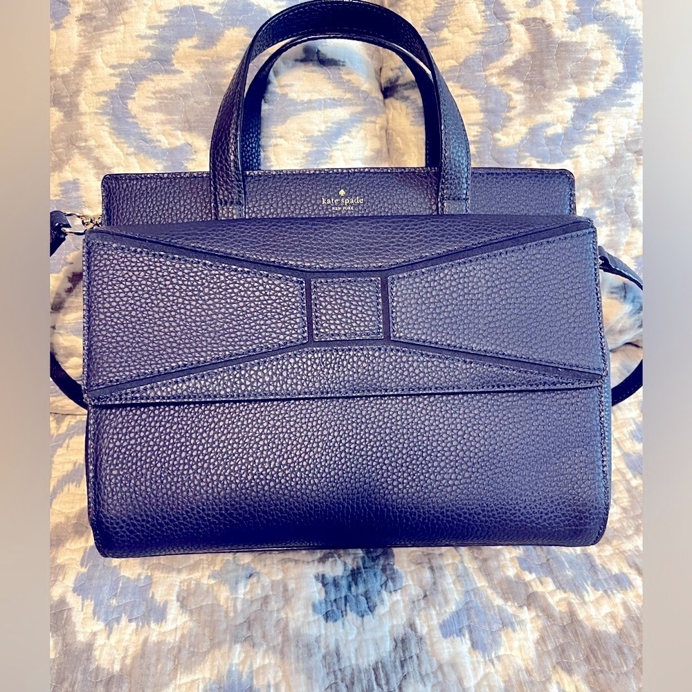 Cute Kate Spade bag. Very gently used excellent condition carry handles & strap.